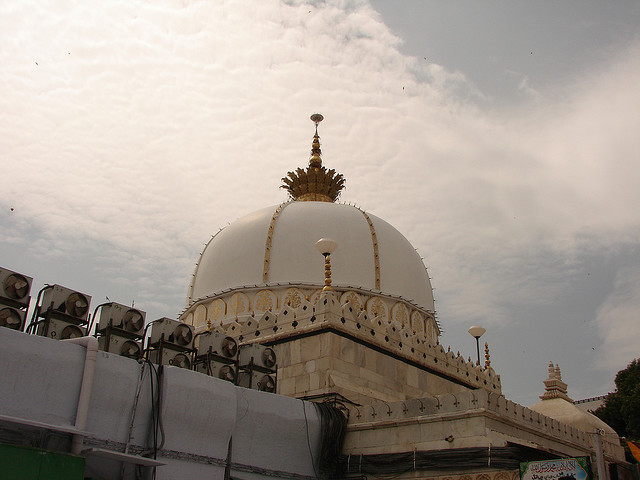 Tomb View, Dargah