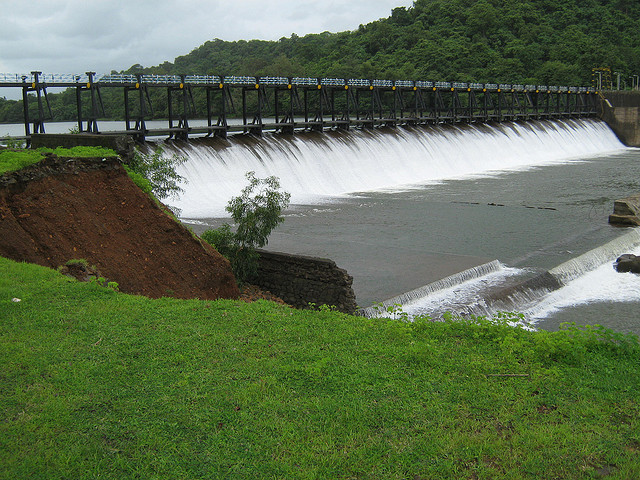 This video shows a reservoir in China, not Koyna Dam in Maharashtra - FACTLY